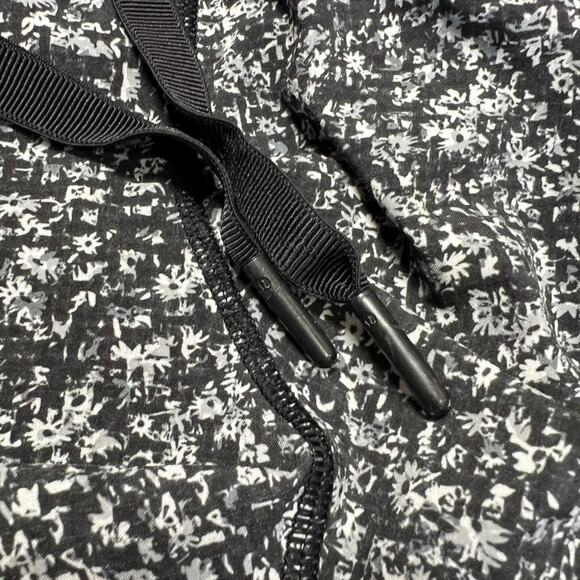 Lululemon Hotty Hot Short SIZE 10 Daisy Dust Alpine White Black Mesh Running - Picture 11 of 11